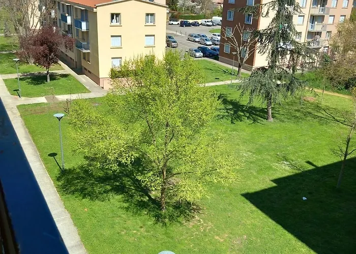 T5 Pouvant Accueillir 8 Personnes *